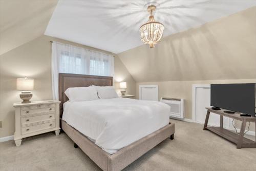 Family-Friendly Home Near Beach with Fenced Yard , Fire Pit, Three Bedroom Plus Office make for Four Unique Sleeping Spaces, Pocasset Home Perfect for Families, Host up to 7, 24 Hr Hospitality