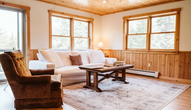 Family-friendly, Luxury Log Cabin Nestled in the Woods - 10 Mins to Sunday River