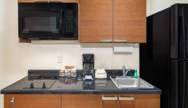 Family-Friendly Stay with Full Kitchen, Minutes from Attractions