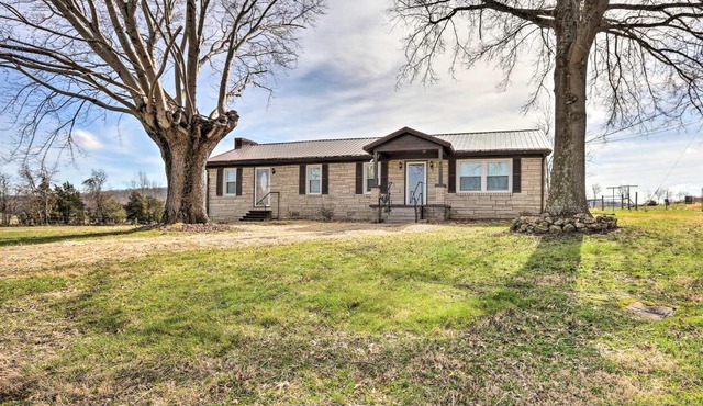 Family Home w/Deck, 2 Mi to Lake Cumberland
