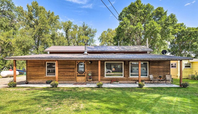 Family Home w/Hot Tub - Walk to Johnson Lake!