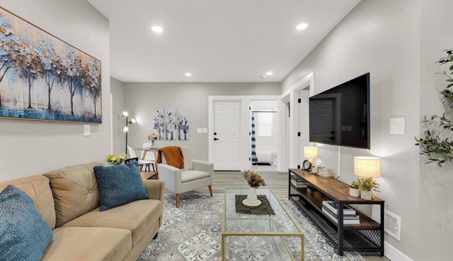Family-owned 3BR Near Cleveland Clinic with AC, Parking, Wi-Fi, and much more