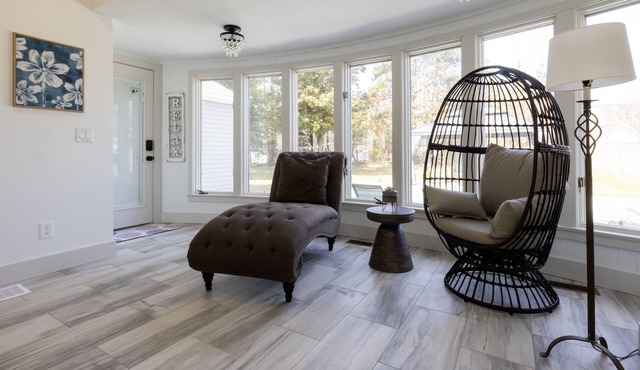 Family poolside retreat- 8 mins to Louisville