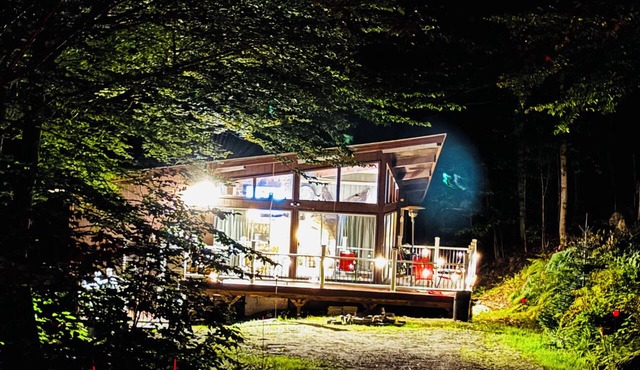Family size ski Cabin w deck, pool Resort & Spa walk to gondola, Scottish fest