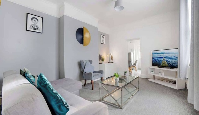 Family three Bedroom Home five Min Walk to Metro