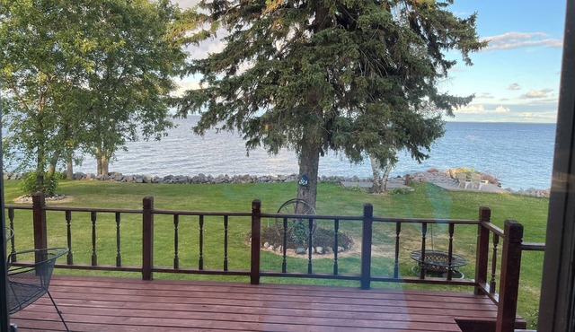 Family vacation or a crafting weekend in this quiet family home with lake views.