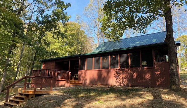 Fantastic 2-bedroom cabin, sleeps 6, 2 baths. Glouster, Ohio