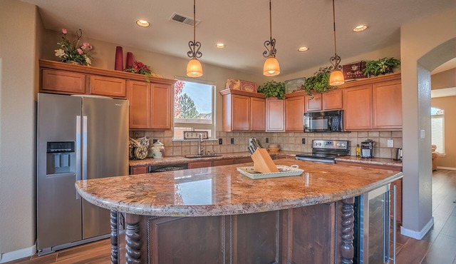 Far North East Heights 4 bedrooms/Hot-tub and Pets Welcome, 5G Fiber WiFi !