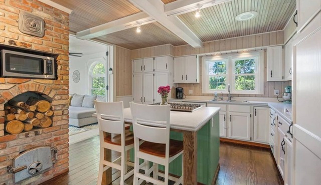 Farm House - Big Yard, Hot Tub, Fire Pit Area, Game Room Cabin, Near Town