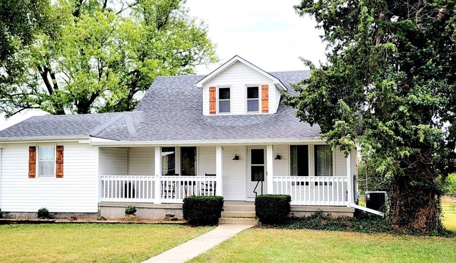 Farmhome on 80 acres, Fire Pit, Close to UCM, Whiteman AFB, Kansas City, Pets OK