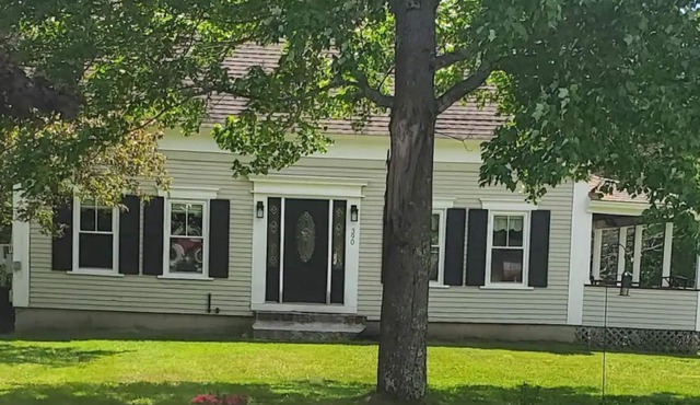 Farmhouse Chic in the ❤ of the Sebago Lakes Region