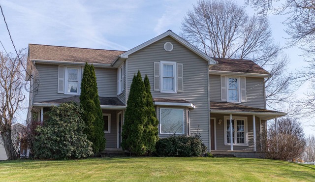 Farmhouse, hot tub, sleeps 12