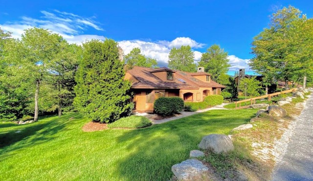 FC20 Remodeled Forest Cottage home - AC, great for kids, lots of yard space! Walk to the slopes!