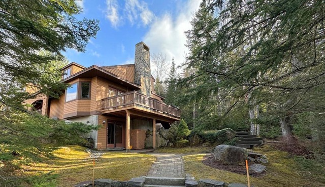 FC43 Renovated cozy spacious cottage with AC, air hockey, wifi close to ski trails!
