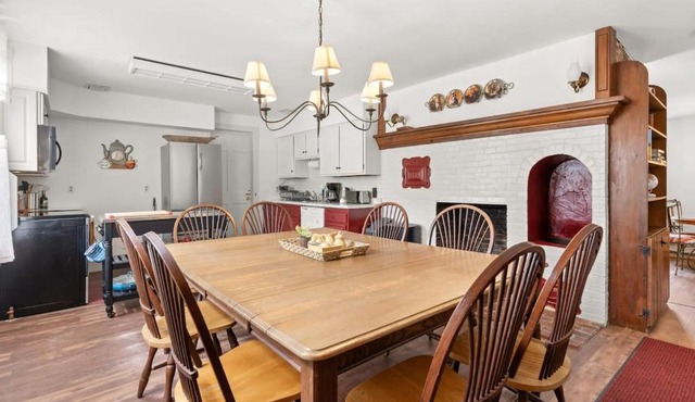 Federal on Exeter Circa 1805 Sleeps 8