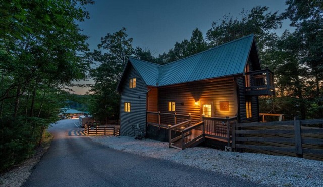 Fels Haus- Hot Tub, WiFi, Gas Grill, located on Cliffview Resort