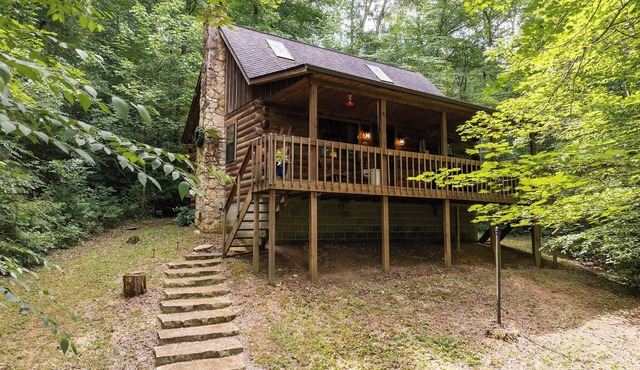 Fernwood Cabin, nestled in the woods of Hocking Hills. Your home away from home!