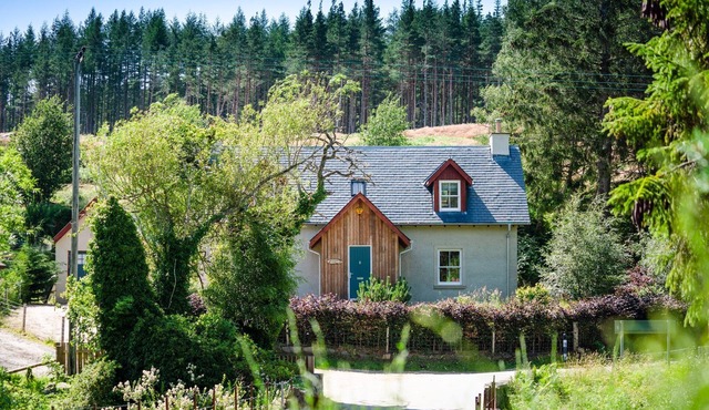 Feshiebridge Cottage - a cottage that sleeps 6 guests in 3 bedrooms