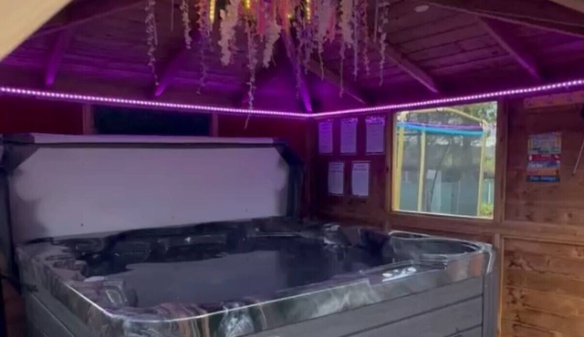 FINN VILLAGE Raspberry Cottage HOT TUB Gazebo Private Garden