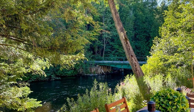 Firefly Lodge! Boardman River! Hot Tub! Woodstove!