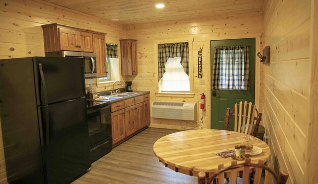 Fireplace Lodge Suite 1/2 Mile to Downtown Berlin