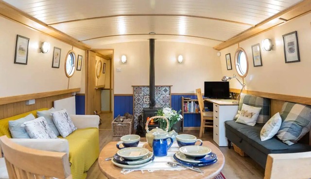Floating Retreat: Glasgow's Hidden Gem - Urban Life Meet Canalside Tranquility