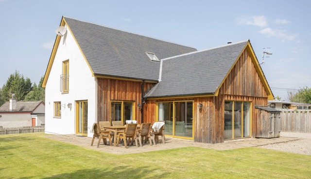 Forest Trail Lodge - a house that sleeps 9 guests in 3 bedrooms