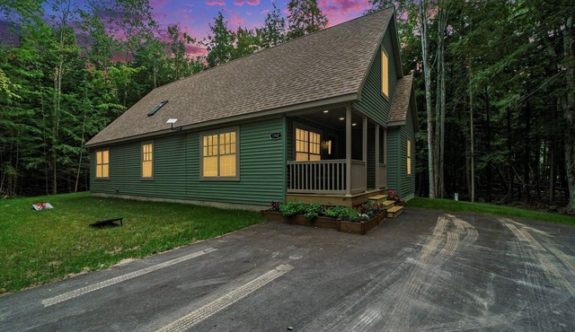 🏡 Forest Vibes – Large Home w/Nature Views, Game Room, 2 Decks 15 min to TC ➠ 1942