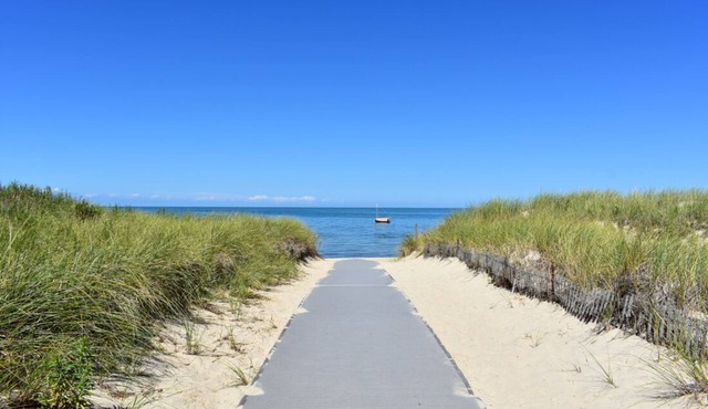Four bedroom home within walking distance to Bayside Brewster beaches!