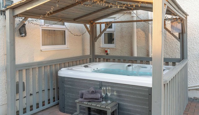 Four Oaks Apartment | Sleeps 4 | Private Hot Tub & Garden