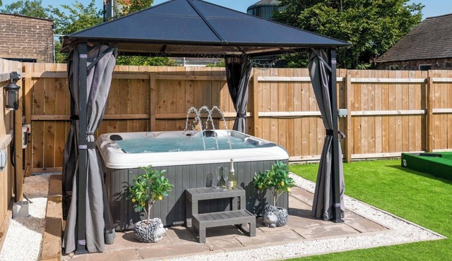Four Oaks Cottage – Charming Family Stay with Hot Tub & Garden, Sleeps 8
