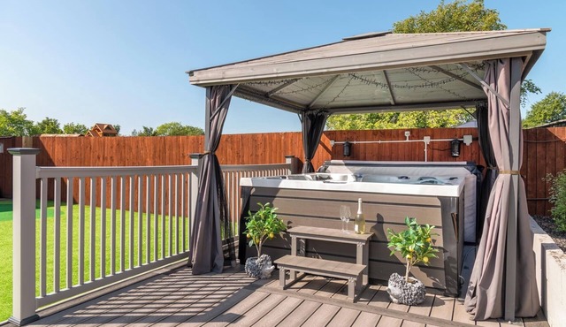Four Oaks House – Family-Friendly Stay with Hot Tub & Games Room, Sleeps 16