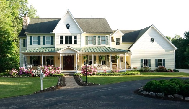 FREE breakfast included at our secluded estate close to town! Room #2