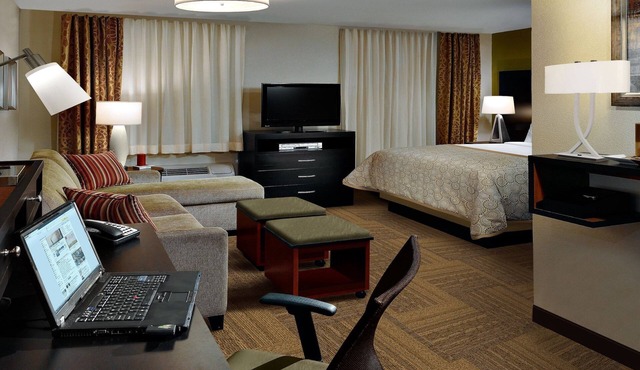 Free Breakfast. Pool & Hot Tub. Gym. Great for Business Travelers!