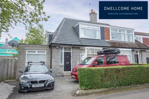 Free Drive Parking, Outside LEZ Zone, Garden, Fast WIFI, lovely quiet street, Ideal for long term contractor, corporate etc stays - Dwellcome Home Ltd 5 Double Bedroom 2 and a half Bathroom Aberdeen House - see our site for assurance