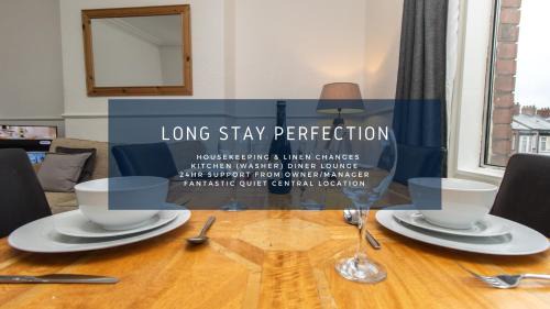 Free Parking, Huge 4 King Bedroom Townhouse, Fast WIFI, Fully Equipped Kitchen, 15 min drive to Nissan, 20 min to Newcastle Sunderland, Ideal for Long Term Contractor etc Stays, Regular Housekeeping Option - Dwellcome Home Ltd - See Our Site for Assurance