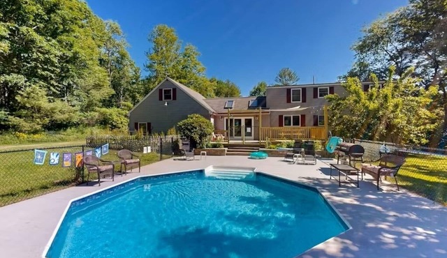 Freeport Landing Spacious 4-bdrm house pet friendly, swimming pool, private yard