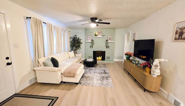 Freshly Renovated - Gem City's 4 bedroom Farmhouse