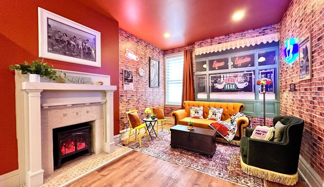 "Friends" House/Mins to Stadiums/Free Parking/Hot Tub/Pets Welcomed