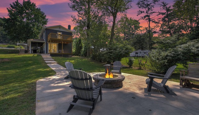 Frog Hollow Lodge | Riverfront, Fire Pit + Kayaks!