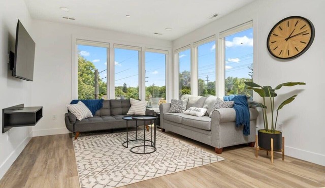 Front Street Condo I Balcony + Walk DT