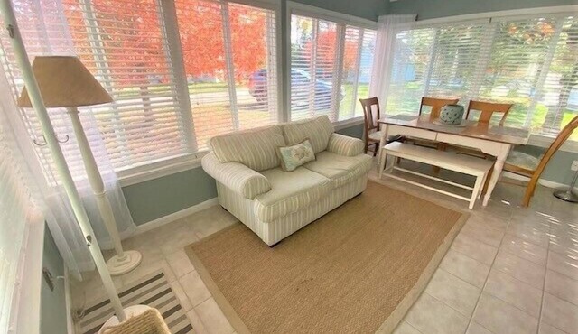 Fully furnished cottage, minutes from the beach.