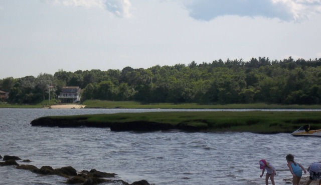 FULLY FURNISHED HOME SHORT WALK TO SWIFTS BEACH 1 HOUR FROM BOSTON