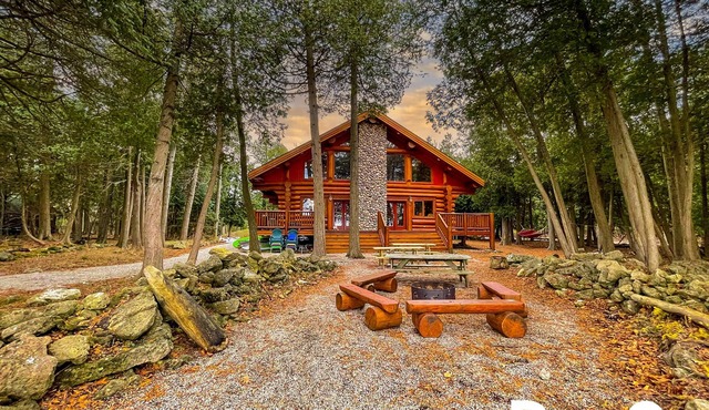 Fully Loaded Lakefront Lodge w/Pier & Game Room