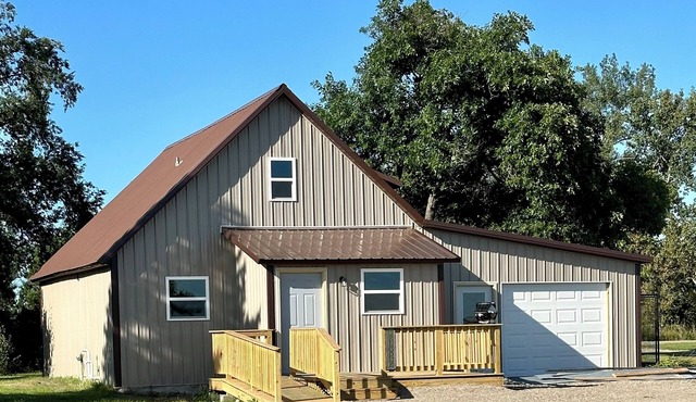 Fully remodeled Handicap friendly house, 10 miles W of Tolna that sleeps 9 ppl