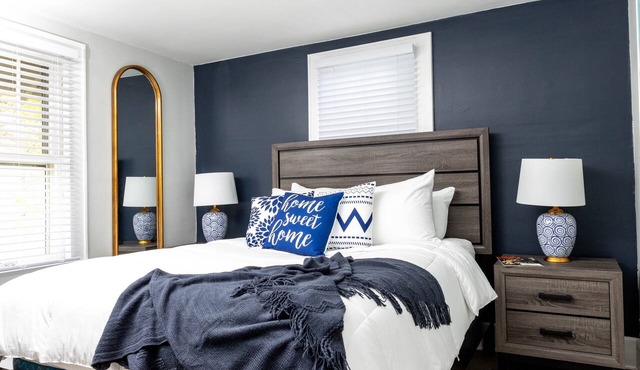 Fully stocked Suite Dwntown Cuy falls! near cvnp and blossom. Sleeps 4