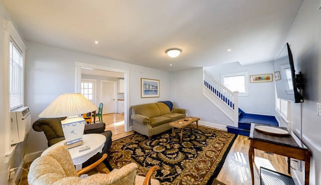 Fun getaway near downtown & lake with full kitchen & ideal location