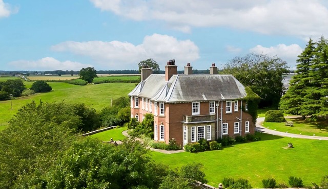Fun & Spacious Mansion for 6 to 21+, The Lakes and Hadrian’s Wall
