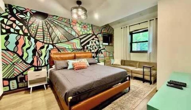 Funky & fun, secret room, games, puzzles. Sleeps 5