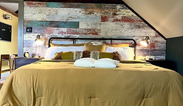 Funky Upstairs apartment - steps from local popular restaurant.